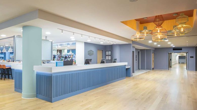 <b>Hampton by Hilton London Gatwick Airport Lobby</b>. Images powered by <a href="https://iceportal.shijigroup.com/" title="IcePortal" target="_blank">IcePortal</a>.