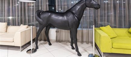 Hampton by Hilton/John Lennon Airport Lobby