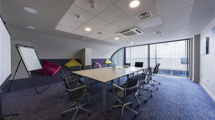 Hampton by Hilton/John Lennon Airport Meeting