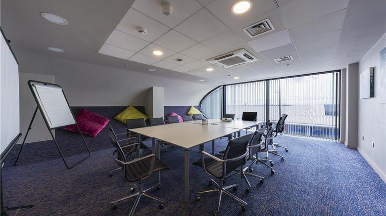 <b>Hampton by Hilton/John Lennon Airport Meeting</b>. Images powered by <a href="https://iceportal.shijigroup.com/" title="IcePortal" target="_blank">IcePortal</a>.
