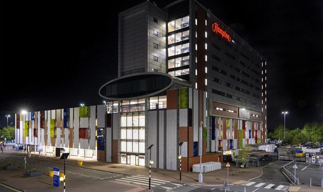 Hampton by Hilton/John Lennon Airport Exterior