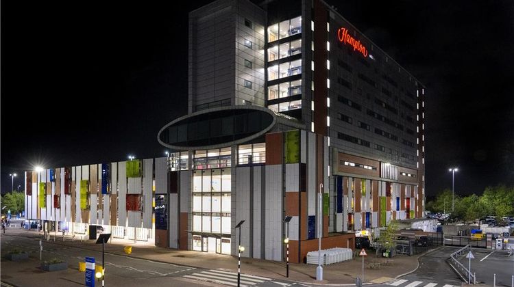 Hampton by Hilton/John Lennon Airport Exterior