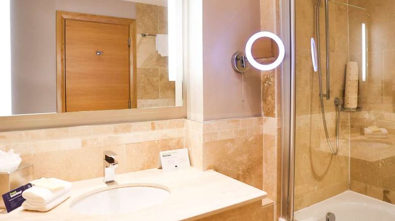 <b>Doubletree by Hilton Hotel Milton Keynes Room</b>. Images powered by <a href="https://iceportal.shijigroup.com/" title="IcePortal" target="_blank">IcePortal</a>.