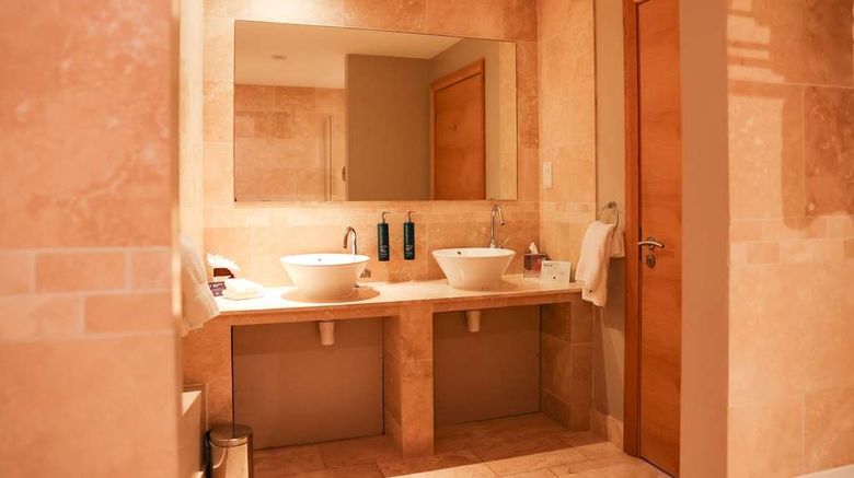 <b>Doubletree by Hilton Hotel Milton Keynes Room</b>. Images powered by <a href="https://iceportal.shijigroup.com/" title="IcePortal" target="_blank">IcePortal</a>.