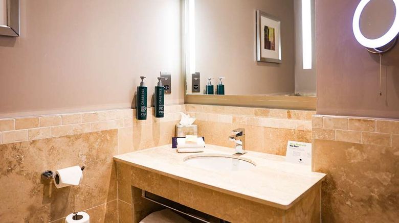 <b>Doubletree by Hilton Hotel Milton Keynes Room</b>. Images powered by <a href="https://iceportal.shijigroup.com/" title="IcePortal" target="_blank">IcePortal</a>.
