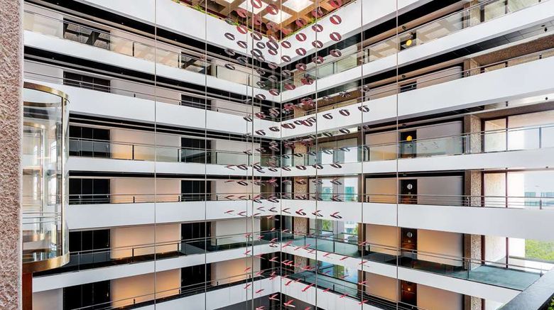 <b>Hilton Madrid Airport Lobby</b>. Images powered by <a href="https://iceportal.shijigroup.com/" title="IcePortal" target="_blank">IcePortal</a>.