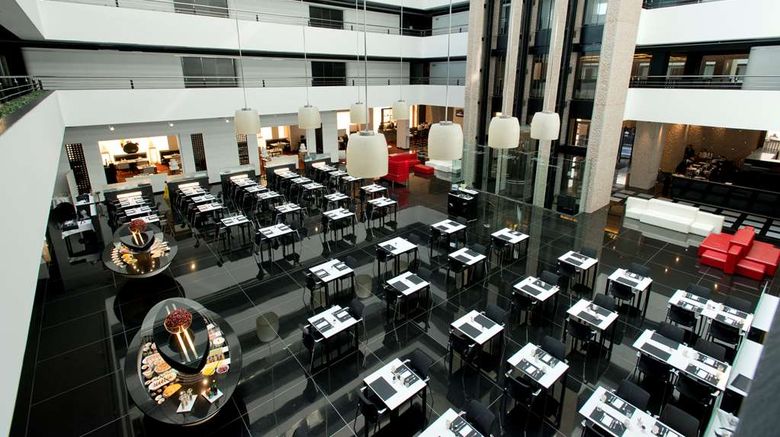 <b>Hilton Madrid Airport Restaurant</b>. Images powered by <a href="https://iceportal.shijigroup.com/" title="IcePortal" target="_blank">IcePortal</a>.
