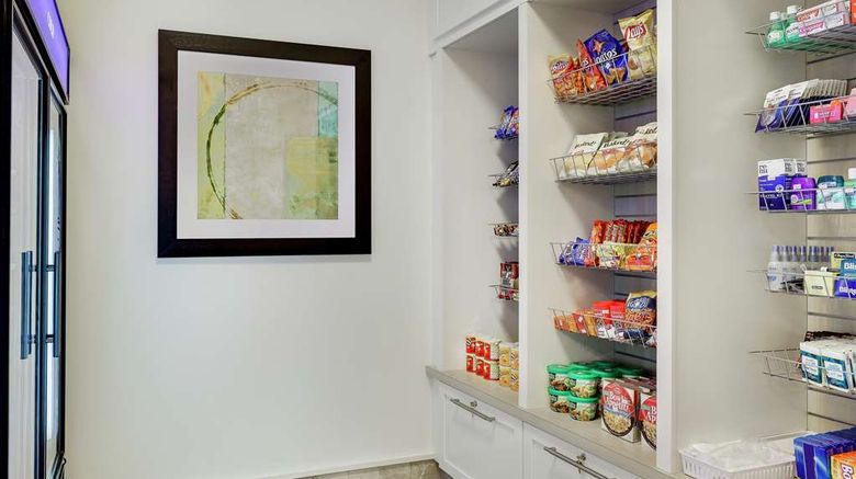 <b>Hilton Garden Inn - Manhattan Restaurant</b>. Images powered by <a href="https://iceportal.shijigroup.com/" title="IcePortal" target="_blank">IcePortal</a>.