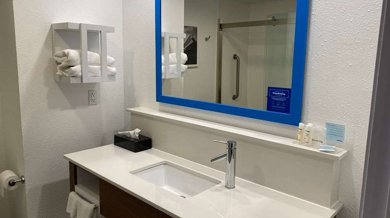 <b>Hampton Inn Max Meadows Room</b>. Images powered by <a href="https://iceportal.shijigroup.com/" title="IcePortal" target="_blank">IcePortal</a>.