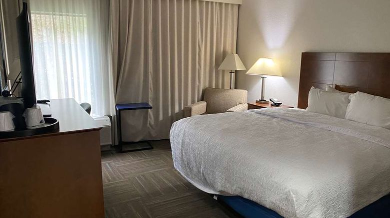 <b>Hampton Inn Max Meadows Room</b>. Images powered by <a href="https://iceportal.shijigroup.com/" title="IcePortal" target="_blank">IcePortal</a>.