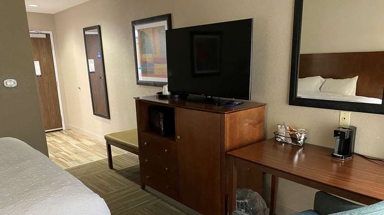 <b>Hampton Inn Max Meadows Room</b>. Images powered by <a href="https://iceportal.shijigroup.com/" title="IcePortal" target="_blank">IcePortal</a>.