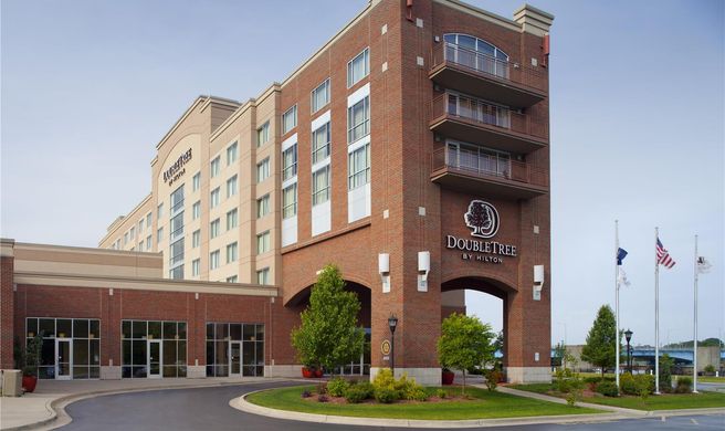 Doubletree Bay City Riverfront Exterior