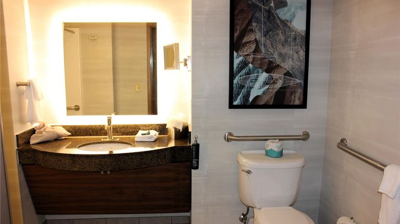 <b>Doubletree Bay City Riverfront Room</b>. Images powered by <a href="https://iceportal.shijigroup.com/" title="IcePortal" target="_blank">IcePortal</a>.