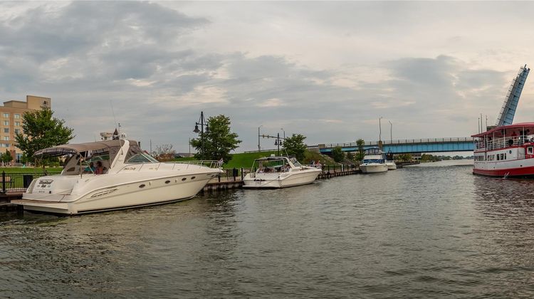 Doubletree Bay City Riverfront Exterior