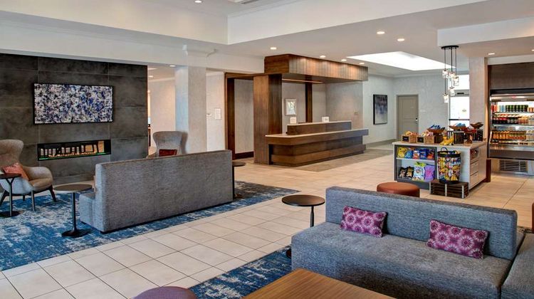 Hilton Garden Inn Kansas City Lobby