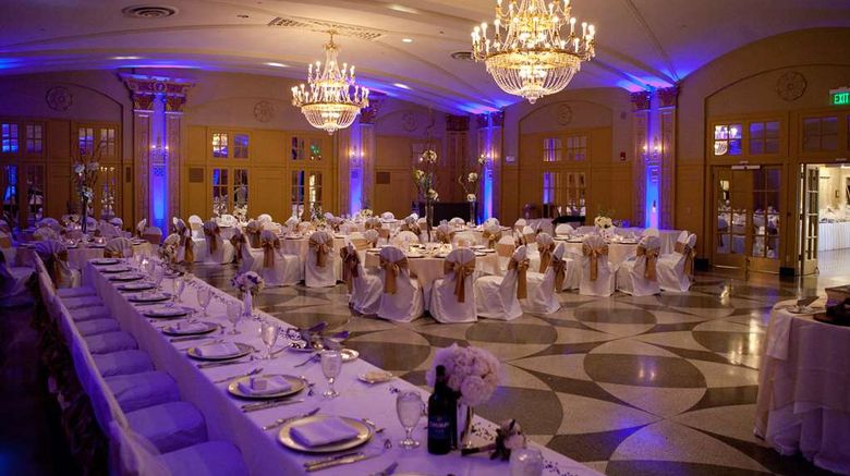 <b>Hilton President Kansas City Restaurant</b>. Images powered by <a href="https://iceportal.shijigroup.com/" title="IcePortal" target="_blank">IcePortal</a>.