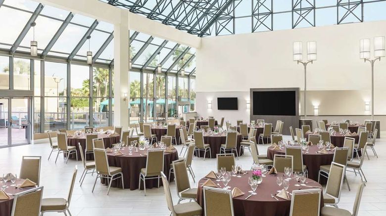 <b>DoubleTree by Hilton Orlando Airport Lobby</b>. Images powered by <a href="https://iceportal.shijigroup.com/" title="IcePortal" target="_blank">IcePortal</a>.