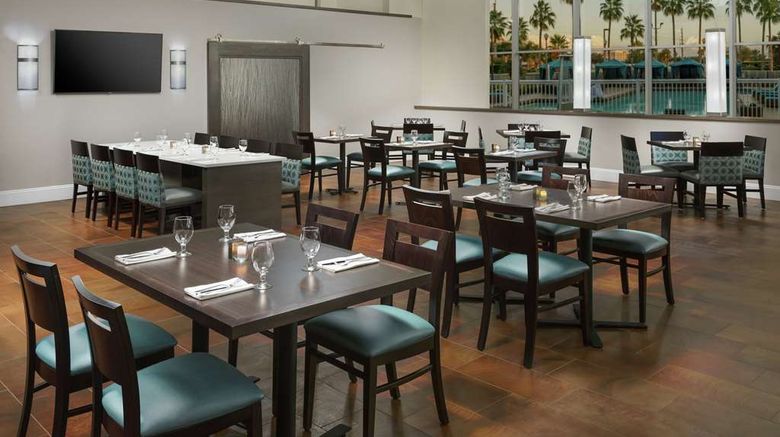 <b>DoubleTree by Hilton Orlando Airport Restaurant</b>. Images powered by <a href="https://iceportal.shijigroup.com/" title="IcePortal" target="_blank">IcePortal</a>.