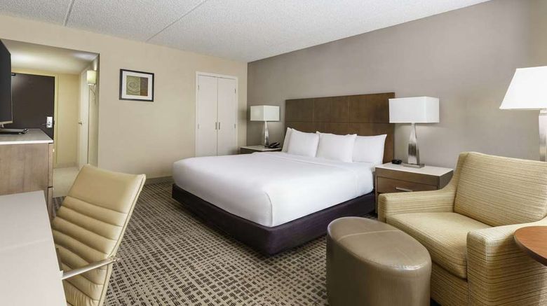 <b>DoubleTree by Hilton Orlando Airport Room</b>. Images powered by <a href="https://iceportal.shijigroup.com/" title="IcePortal" target="_blank">IcePortal</a>.