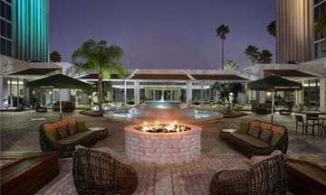 Doubletree by Hilton-Universal Entrance