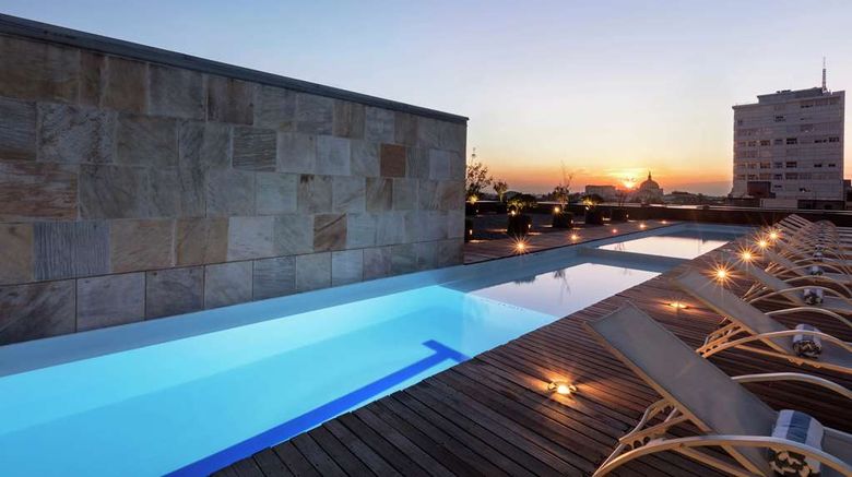 <b>Hilton Mexico City Reforma Pool</b>. Images powered by <a href="https://iceportal.shijigroup.com/" title="IcePortal" target="_blank">IcePortal</a>.