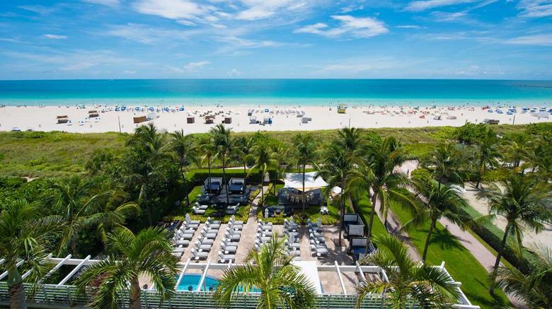 <b>Hilton Bentley Miami South Beach Pool</b>. Images powered by <a href="https://iceportal.shijigroup.com/" title="IcePortal" target="_blank">IcePortal</a>.
