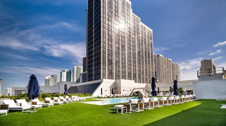 <b>Hilton Miami Downtown Pool</b>. Images powered by <a href="https://iceportal.shijigroup.com/" title="IcePortal" target="_blank">IcePortal</a>.