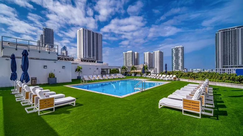 <b>Hilton Miami Downtown Pool</b>. Images powered by <a href="https://iceportal.shijigroup.com/" title="IcePortal" target="_blank">IcePortal</a>.