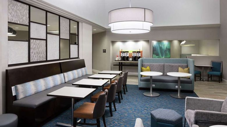 <b>Hampton Inn & Suites Miami-Doral Lobby</b>. Images powered by <a href="https://iceportal.shijigroup.com/" title="IcePortal" target="_blank">IcePortal</a>.