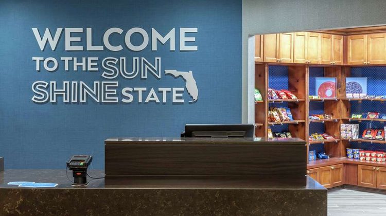 Hampton Inn & Suites Miami-Doral Lobby