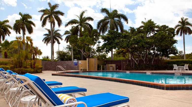 <b>Doubletree Miami Airport Convention Ctr Pool</b>. Images powered by <a href="https://iceportal.shijigroup.com/" title="IcePortal" target="_blank">IcePortal</a>.