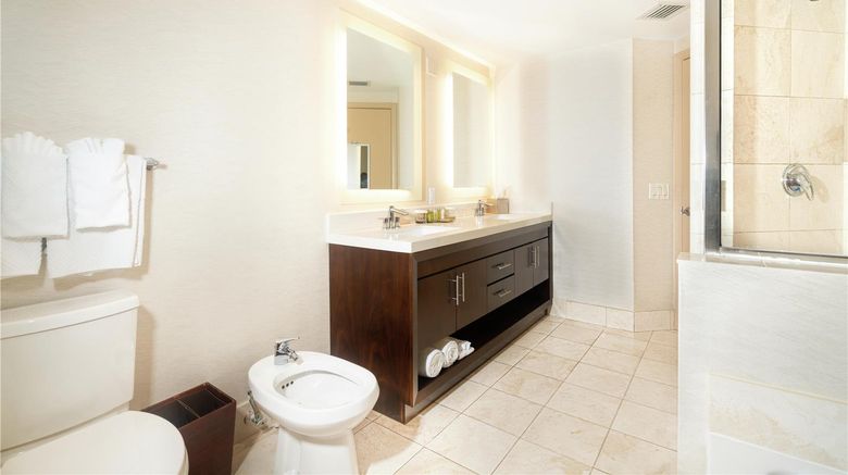 <b>DoubleTree Resort & Spa Ocean Point Room</b>. Images powered by <a href="https://iceportal.shijigroup.com/" title="IcePortal" target="_blank">IcePortal</a>.