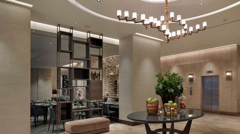 <b>Hilton Milan Lobby</b>. Images powered by <a href="https://iceportal.shijigroup.com/" title="IcePortal" target="_blank">IcePortal</a>.