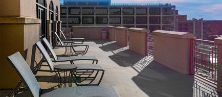 Hampton Inn & Suites Country Club Plaza Exterior