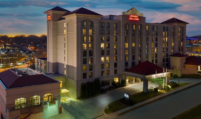 Hampton Inn & Suites Country Club Plaza Exterior