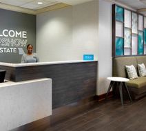 Hampton Inn & Suites Country Club Plaza Lobby