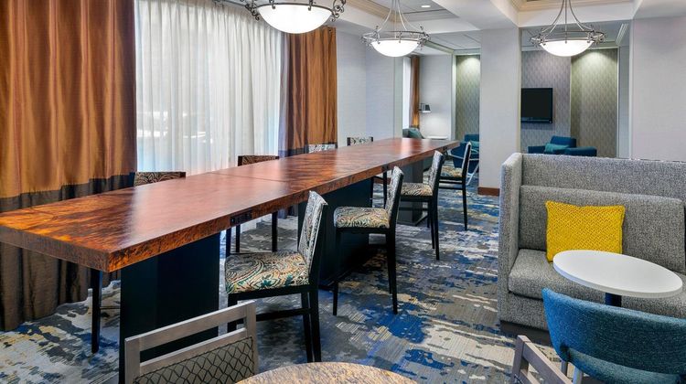Hampton Inn & Suites Country Club Plaza Lobby