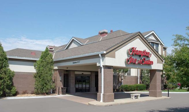 Hampton Inn & Suites Merriam Exterior