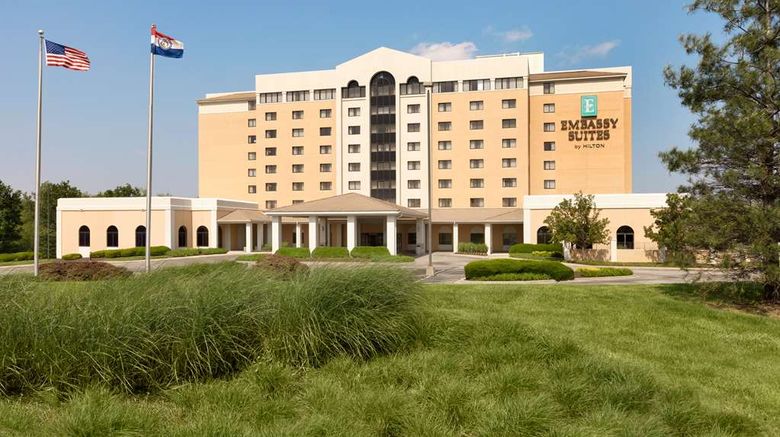 Embassy Suites Hotel Airport Exterior. Images powered by <a href="https://iceportal.shijigroup.com" target="_blank" rel="noopener">Ice Portal</a>.