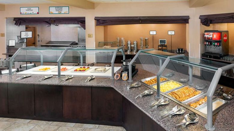 <b>Embassy Suites Hotel Airport Restaurant</b>. Images powered by <a href="https://iceportal.shijigroup.com/" title="IcePortal" target="_blank">IcePortal</a>.