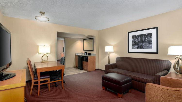 Embassy Suites Hotel Airport Room