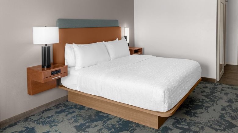 <b>Hampton Inn Kansas City/Shawnee Mission Room</b>. Images powered by <a href="https://iceportal.shijigroup.com/" title="IcePortal" target="_blank">IcePortal</a>.