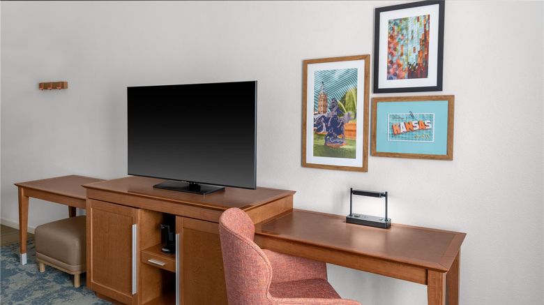 <b>Hampton Inn Kansas City/Shawnee Mission Room</b>. Images powered by <a href="https://iceportal.shijigroup.com/" title="IcePortal" target="_blank">IcePortal</a>.