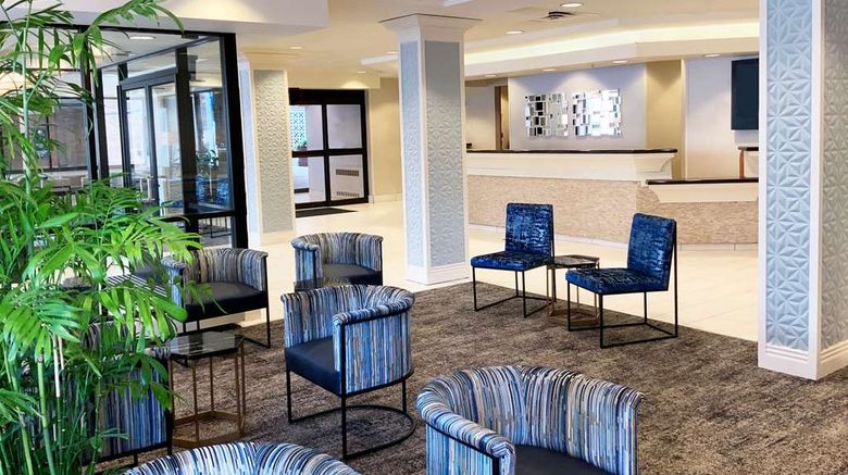 <b>DoubleTree by Hilton Milwaukee Downtown Lobby</b>. Images powered by <a href="https://iceportal.shijigroup.com/" title="IcePortal" target="_blank">IcePortal</a>.