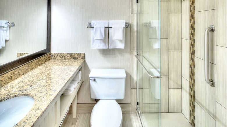 <b>DoubleTree by Hilton Milwaukee Downtown Room</b>. Images powered by <a href="https://iceportal.shijigroup.com/" title="IcePortal" target="_blank">IcePortal</a>.