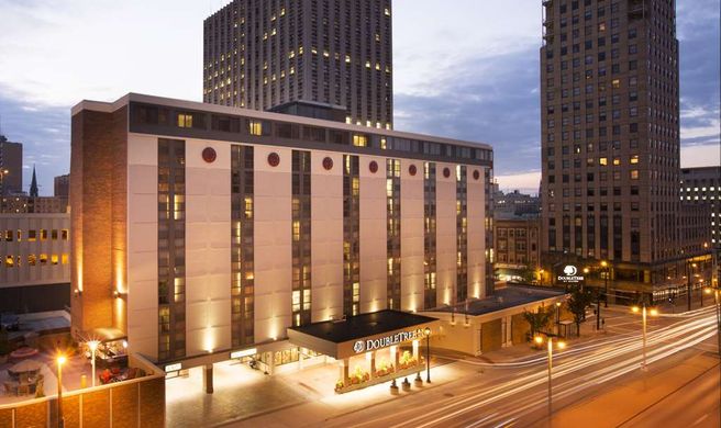 DoubleTree by Hilton Milwaukee Downtown Exterior