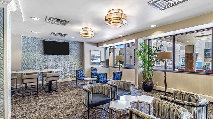 DoubleTree by Hilton Milwaukee Downtown Lobby