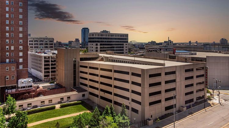 DoubleTree by Hilton Milwaukee Downtown Exterior