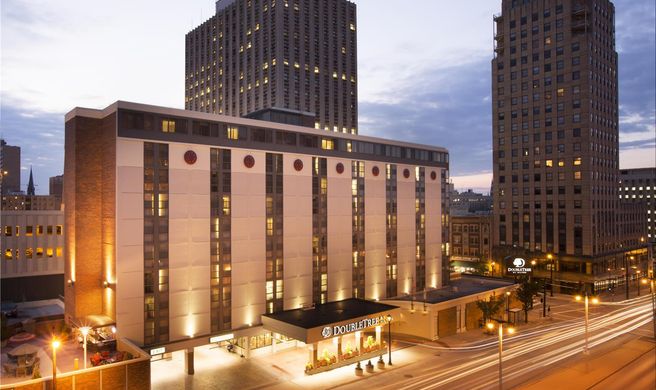 DoubleTree by Hilton Milwaukee Downtown Exterior