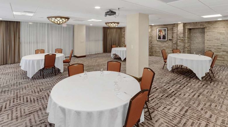 <b>Hilton Garden Inn Milwaukee Downtown Meeting</b>. Images powered by <a href="https://iceportal.shijigroup.com/" title="IcePortal" target="_blank">IcePortal</a>.